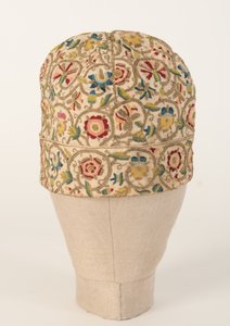 Gorro de noche bordado con sedas multicolores y lentejuelas para hombre, 1610s